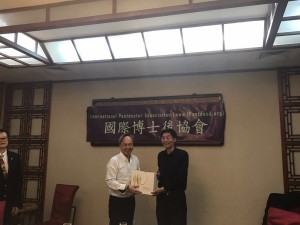 協會中國中部主席陳天聰博士後代表協會致送紀念品給終身榮譽顧問王健教授